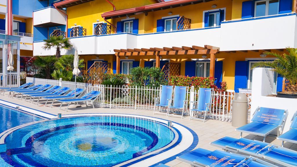 Villa con Balcone (2 Adulti + 2 Bambini)